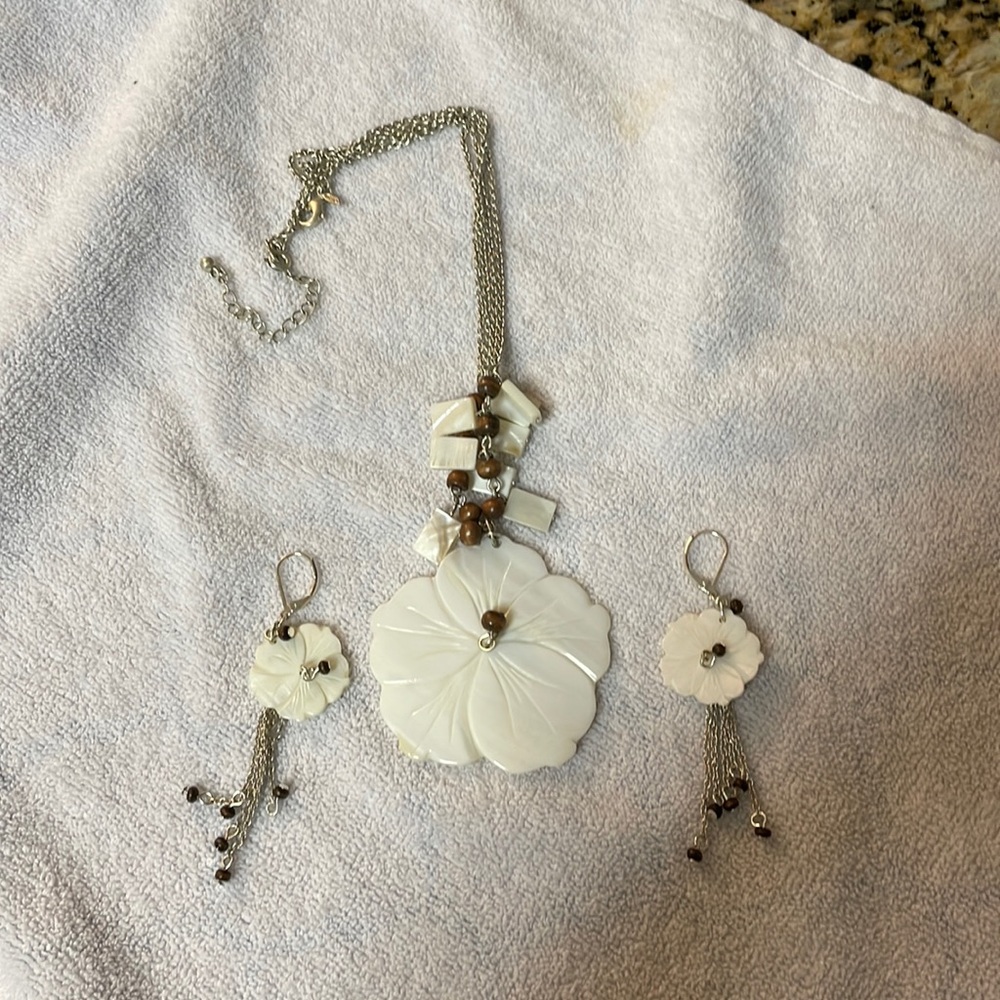 Necklace and earrings set